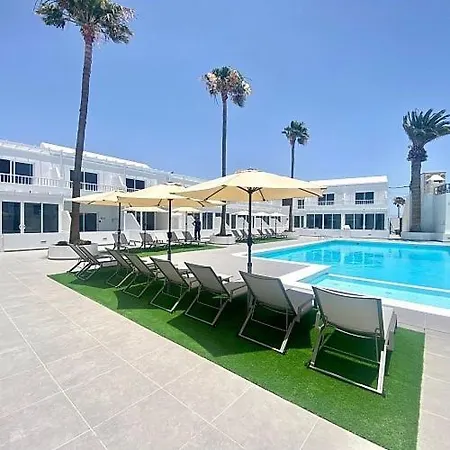 Airconditioned 2bed Poolside Apartament