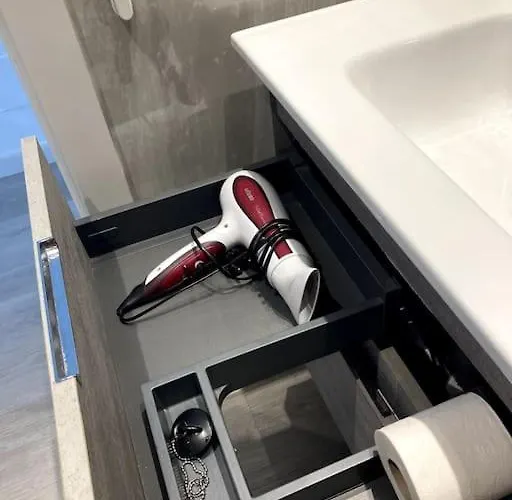 Airconditioned 2bed Poolside Apartment *