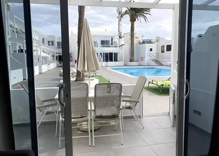 Airconditioned 2bed Poolside Apartment Puerto del Carmen (Lanzarote)