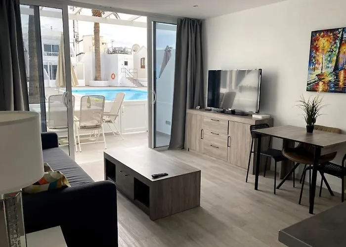 Airconditioned 2bed Poolside Apartamento Puerto del Carmen (Lanzarote)