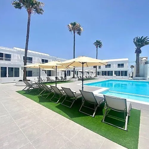 Airconditioned 2bed Poolside Apartamento