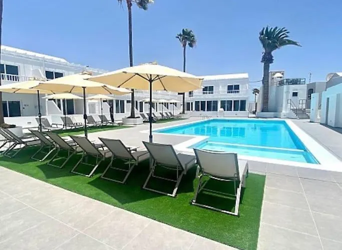 Airconditioned 2bed Poolside Apartment *