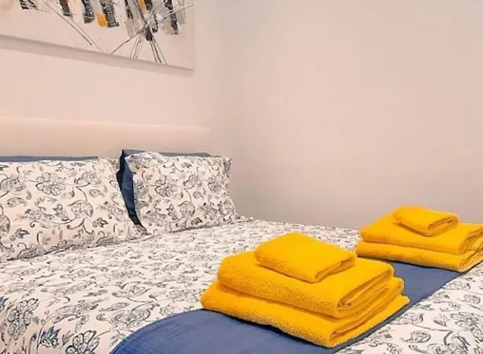 Airconditioned 2bed Poolside Apartment *