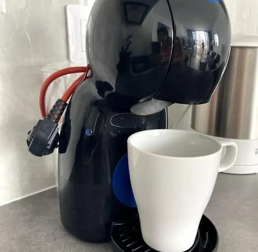 Airconditioned 2bed Poolside Apartment