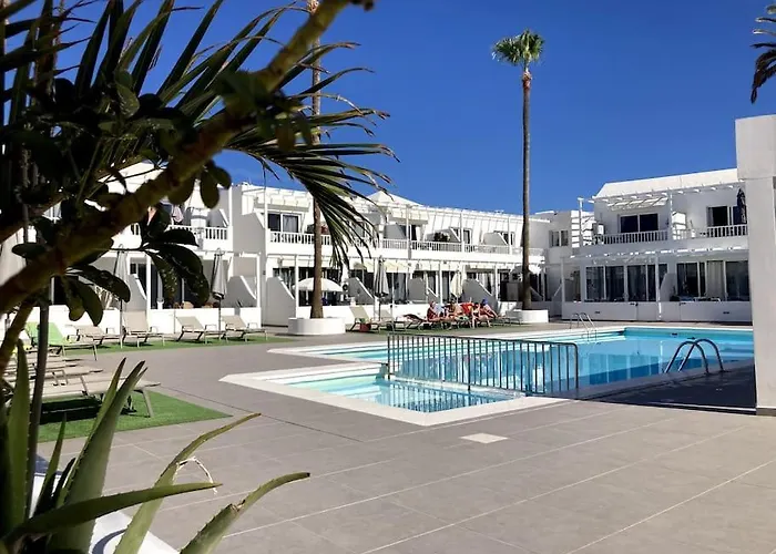 Airconditioned 2bed Poolside Apartment *