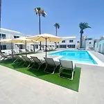 Airconditioned 2bed Poolside Daire *