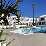 Airconditioned 2bed Poolside Daire *