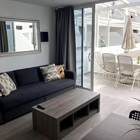 Airconditioned 2bed Poolside Apartament *